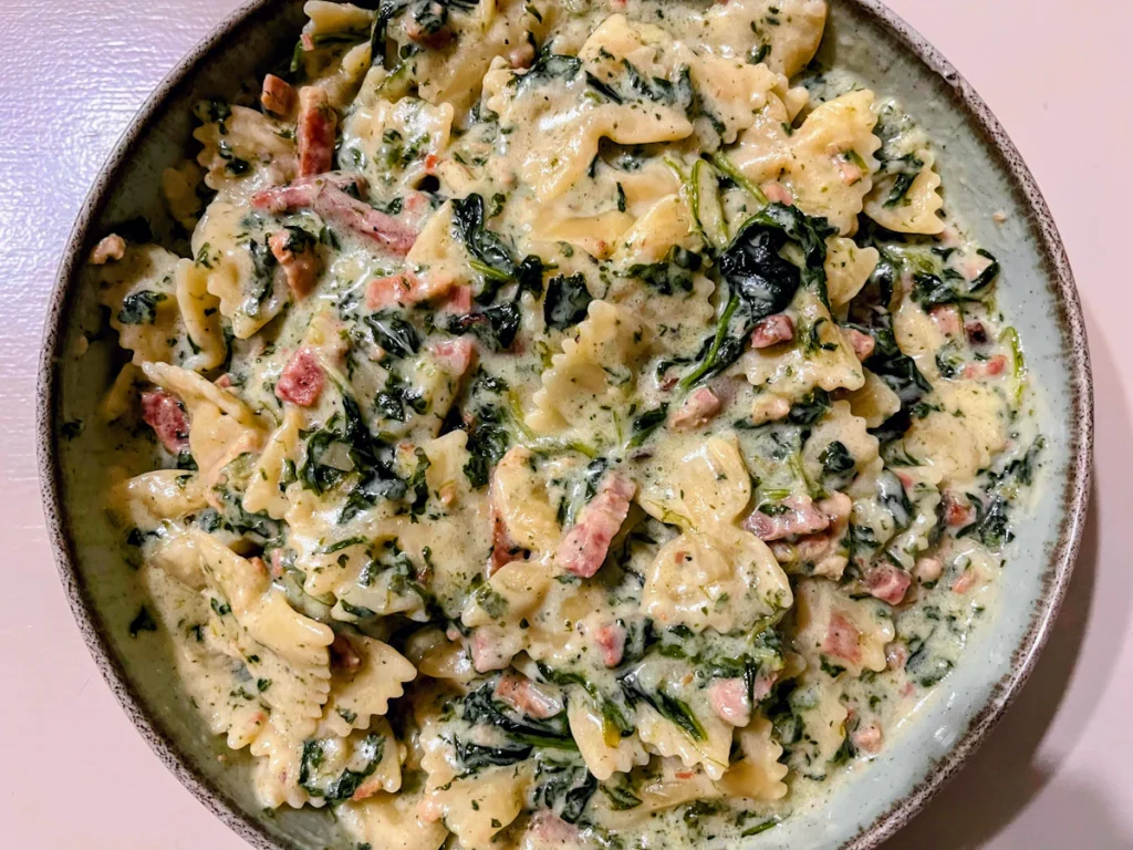 Pasta in creamy spinach sauce
