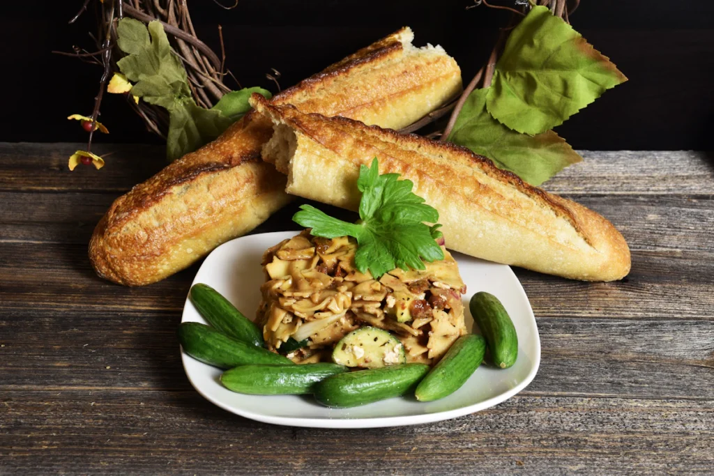 Garlic chicken served with fresh bread